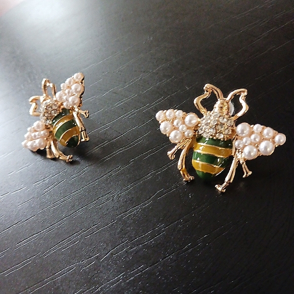 Bee Earrings - Picture 4 of 5